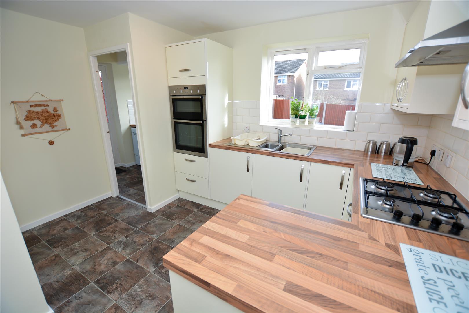MODERN FITTED KITCHEN / BREAKFAST ROOM